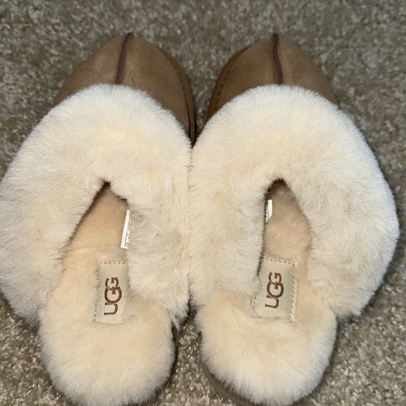UGG Disquette Platform Slippers - Picture 2 of 3